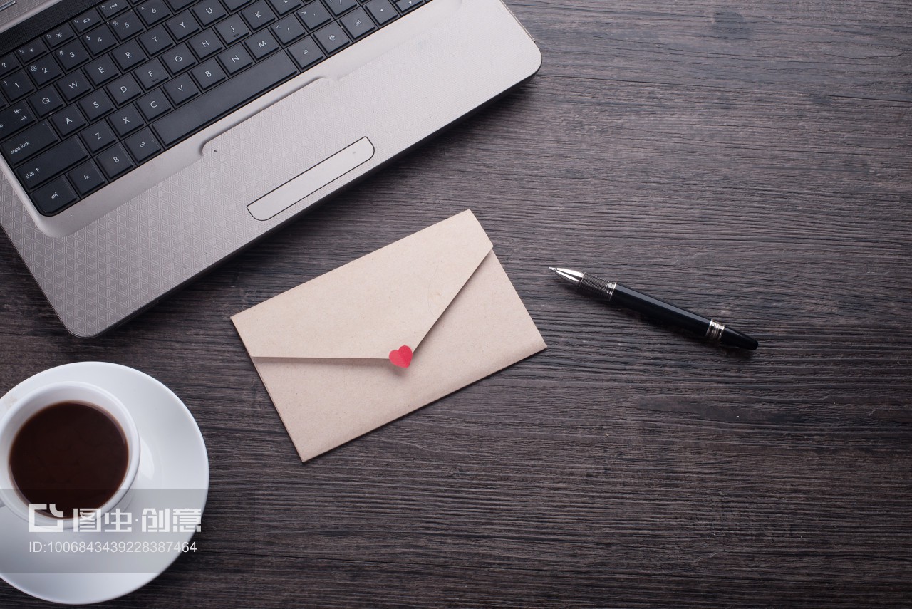 打造高效愉悦的办公天地 电脑、咖啡与礼物的桌面交响曲